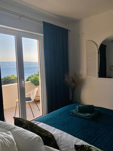 um quarto com uma cama e vista para o oceano em Blue View em Lokva Rogoznica