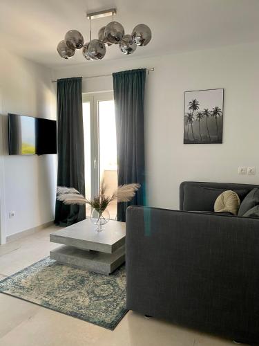 洛伐羅戈茲尼察的住宿－Blue View，客厅配有沙发和桌子