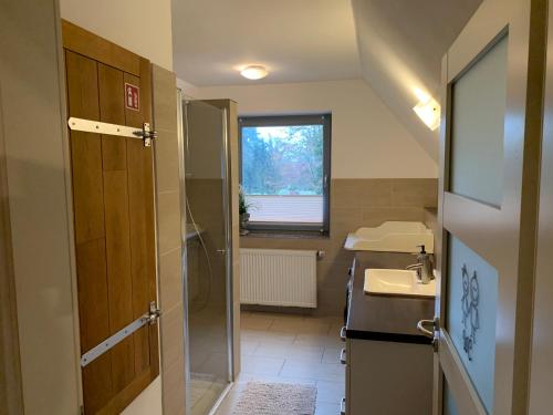 Vonios kambarys apgyvendinimo įstaigoje Ferienwohnung Varus