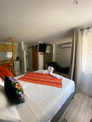 - une chambre avec un lit avec un animal rembourré dans l'établissement Refugio del Maipo Lodge, à San José de Maipo