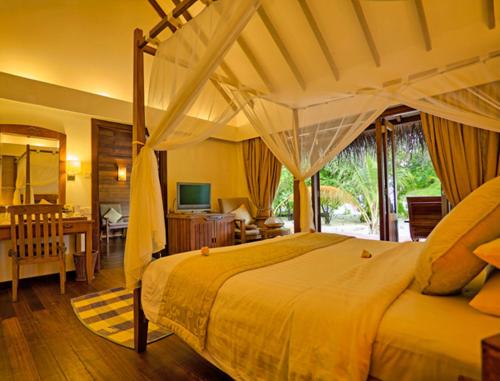 Postel nebo postele na pokoji v ubytování Medhufushi Island Resort
