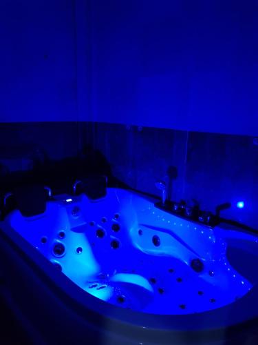 y baño con bañera con luz azul. en Lights Spa National Arena Mega Mall Monza, en Bucarest
