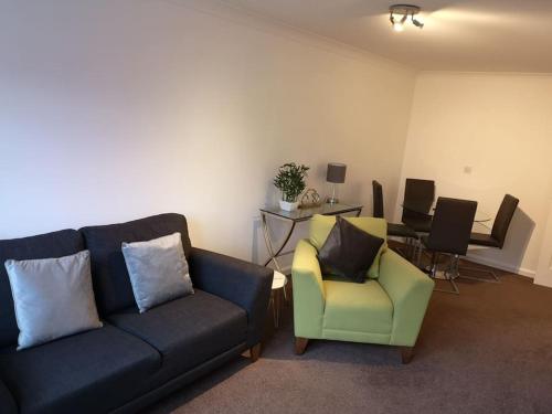 Spacious modern one Bed apartment, town centre with parking