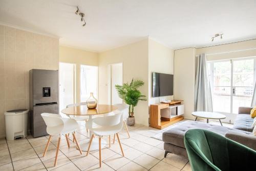 Televisyen dan/atau pusat hiburan di Beautiful Two Bedroom Appartment In Hatfield