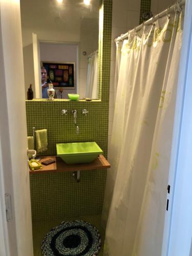 a green bathroom with a sink and a shower at HABITACION PRIVADA EN EDIFICIO HISTORICO in Buenos Aires