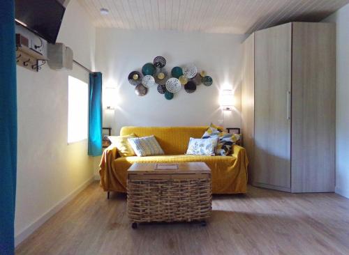 Χώρος καθιστικού στο Studio ALYA, mini-gîte en campagne de Lizio