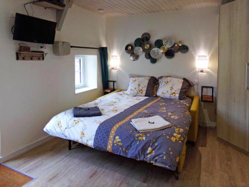 sypialnia z łóżkiem i telewizorem w pokoju w obiekcie Studio ALYA, mini-gîte en campagne de Lizio w mieście Lizio