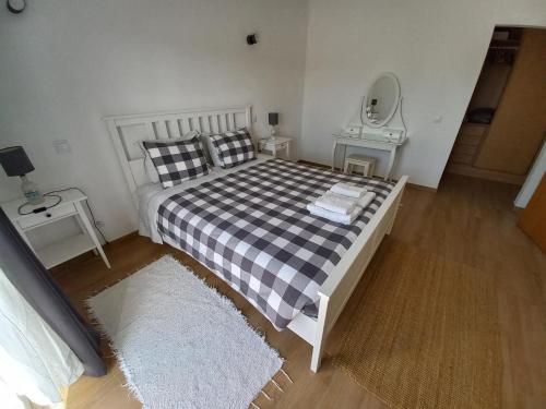 Ένα ή περισσότερα κρεβάτια σε δωμάτιο στο Casa Pinheirinho