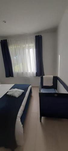 Postel nebo postele na pokoji v ubytování Le logis de Chantal en pays royannais