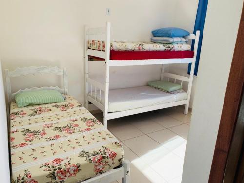 Cette petite chambre comprend 2 lits superposés. dans l'établissement Condominio Jardim Tropical, à Porto Seguro