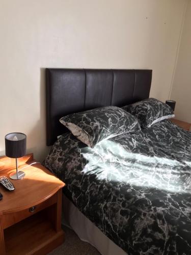 Katil atau katil-katil dalam bilik di Dolphin Hotel Public House Weymouth