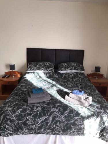 Katil atau katil-katil dalam bilik di Dolphin Hotel Public House Weymouth