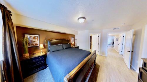 Un pat sau paturi într-o cameră la Red Cliff Condos #1B