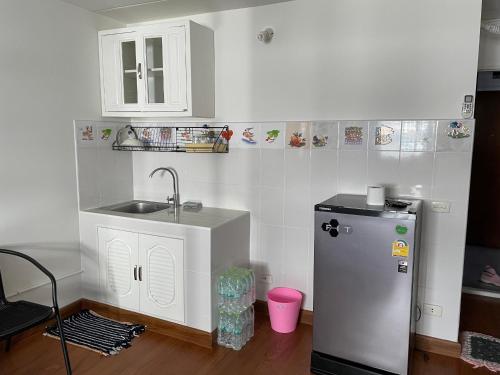 a small kitchen with a sink and a refrigerator at Muangthong T4,T5near Impact,Challenger in Nonthaburi
