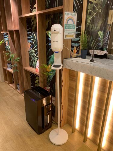 een machine in een kamer naast een balie bij City Hotel Southern Cross in Tokyo