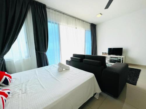 - une chambre avec un lit, un canapé et une fenêtre dans l'établissement ECOZY SUITE 3 - Trefoil Setia Alam Near Setia City Mall & Setia Convention Centre, à Kuala Selangor