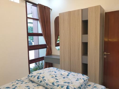 Ένα ή περισσότερα κρεβάτια σε δωμάτιο στο Guest House Omah Ningrat Bandung