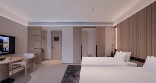 Guilin Yangshuo Nine Roots Luxury Hotelにあるベッド