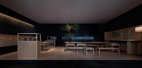 陽朔にあるGuilin Yangshuo Nine Roots Luxury Hotelの部屋にテーブルと椅子のあるキッチン