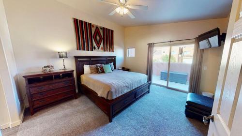 1 dormitorio con 1 cama, vestidor y ventana en Cairn House #4A7, en Moab