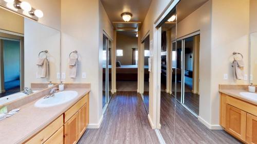 ein Badezimmer mit zwei Waschbecken und einem großen Spiegel in der Unterkunft Cairn House #4A7 in Moab