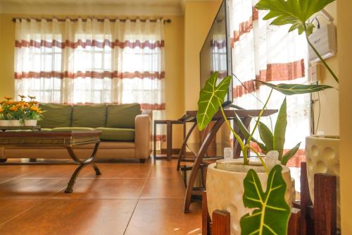 Posezení v ubytování Charming Tagaytay Vacation Home