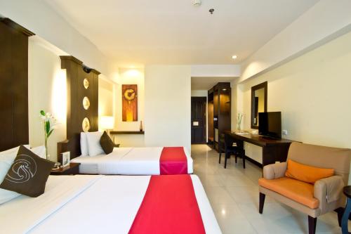 パタヤ・セントラルにあるGolden Sea Pattaya - SHA Extra Plusのベッドと机があるホテルの部屋