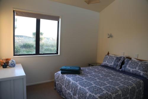 Postel nebo postele na pokoji v ubytování Idyllic ocean front beach house - Waikawa Beach