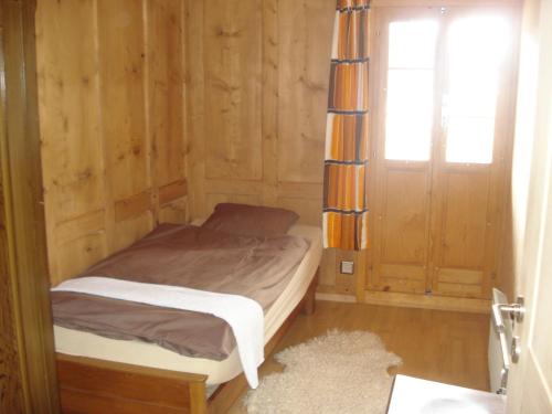 ミュンスターにあるHaus alte Schmiedeの窓付きの木製の部屋の小さなベッド1台