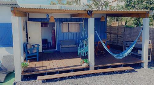een huis met een hangmat op een terras bij Ti Caz Laleu in Saint-Leu