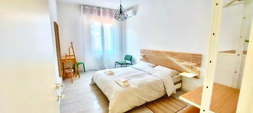 una camera da letto con un letto grande con testiera in legno di a quattro passi dal centro a Bologna