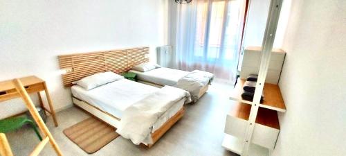 Camera con 2 letti, scrivania e finestra. di a quattro passi dal centro a Bologna