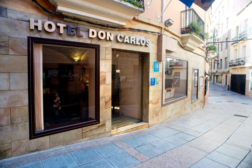 a hotel dont candles sign on the side of a building at Hotel Don Carlos Cáceres in Cáceres