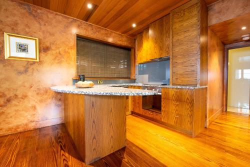 Dapur atau dapur kecil di Rhyll Haven Luxury Getaway Apartments