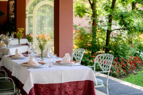 a table with white tablecloths and napkins on it at Hotel Al Poggio Verde in Barghe
