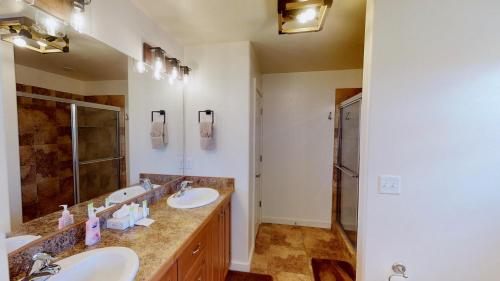 y baño con 2 lavabos y ducha. en Wildhorse Canyon #14A3, en Moab
