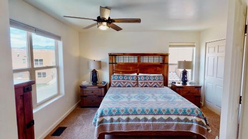 - une chambre avec un lit et un ventilateur de plafond dans l'établissement Wildhorse Canyon #14A3, à Moab