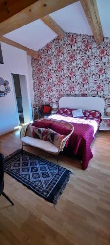 1 dormitorio con 1 cama y pared roja y blanca en Le Cocon, en Saint-Paul-les-Fonts