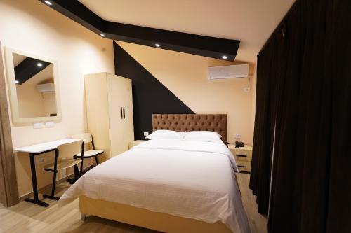 En eller flere senge i et værelse på SR99 Hotel