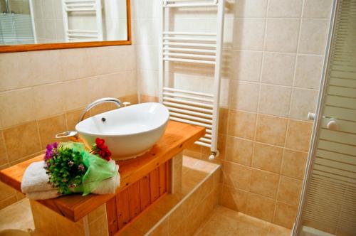 een badkamer met een wastafel en een douche bij Le Fate Umbria in Sellano