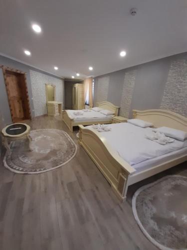 two beds in a room with two rugs at Berloga Pylypets in Pilipets