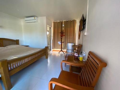 En eller flere senge i et værelse på บ้านเพชรพวงเขาใหญ่