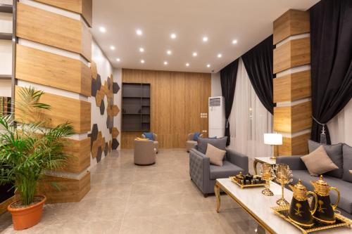 a lobby with a waiting room with couches and chairs at أحلى الأيام للوحدات الفندقية-محايل عسير in Muhayil