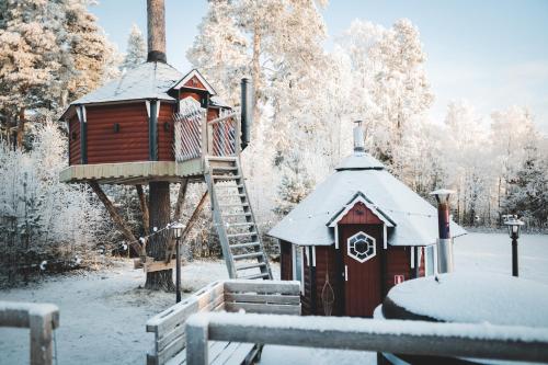 a tree house with a ladder and a bird house at The Mangevie in Furudal
