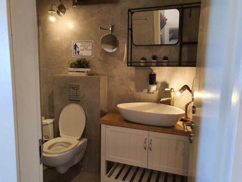 A bathroom at לב הים- סוויטה זוגית עם ג'קוזי איטלקי
