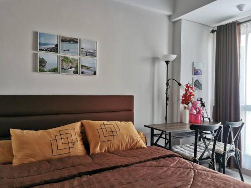 En eller flere senger på et rom på A Peaceful Room at Barsacity Apartment by Ciputra