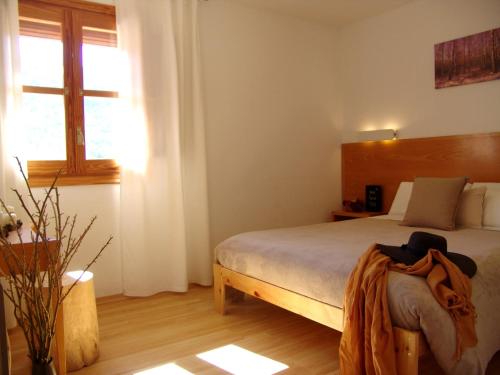 a bedroom with a bed and a window at Hotel La Tinensa in Puebla de Benifasar
