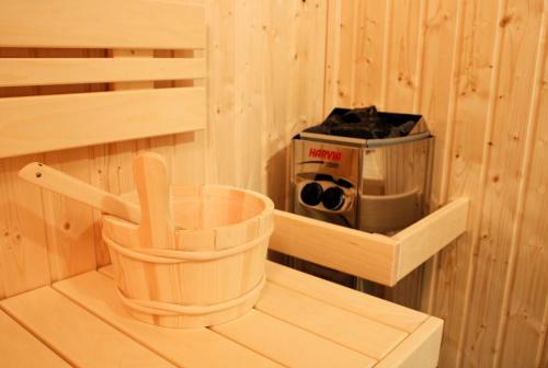 eine Holzsauna mit einer Kaffeekanne und einer Box in der Unterkunft Björg Apartment & Sauna in Donovaly
