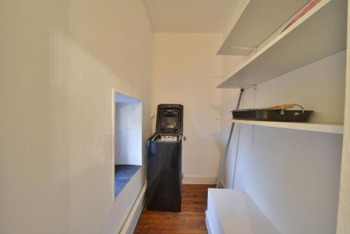 a hallway with a washer and dryer in a room at Maison By Logis - Appartement T4 - La Maison d'Hestia in Vierzon