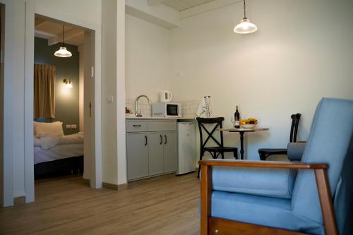 a living room with a kitchen and a dining room at כפר הנופש מעיין in Ma‘yan Barukh